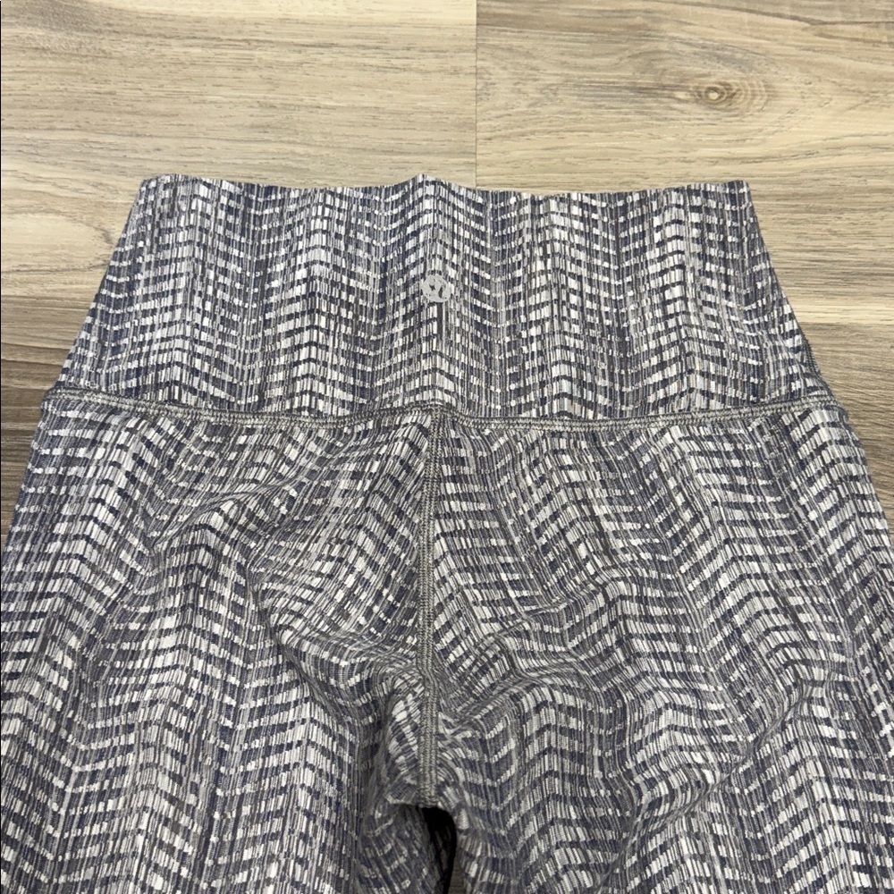 Lululemon Gray Patterned Leggings size 6 - Picture 7 of 9